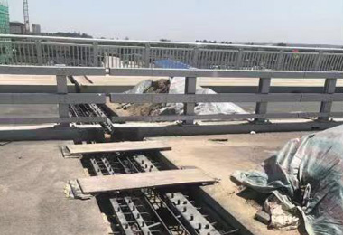  梳齿板形伸缩装置在中卫南黄河大桥施工 Construction of comb shaped plate expansion device in Zhongwei South Yellow Rive(图2)