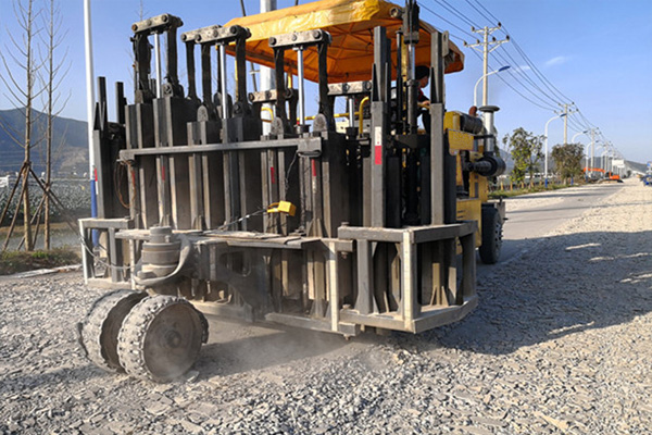 Do you know the advantages of old road reconstruction of cement pavement crusher?(图1)