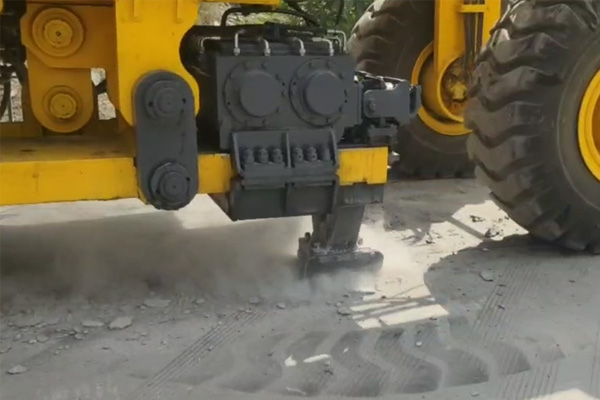 How to solve the problem of old cement road reconstruction with pavement resonance crusher(图1)